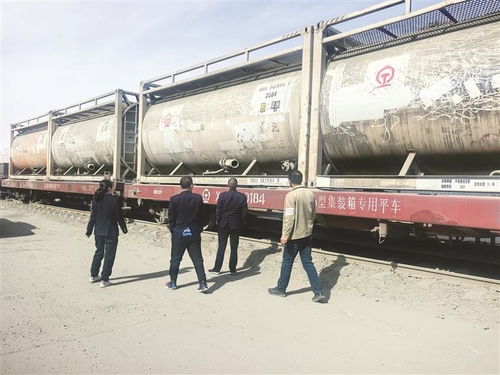 青藏铁路首试 罐式箱 运水泥绿色物流护航公路建设